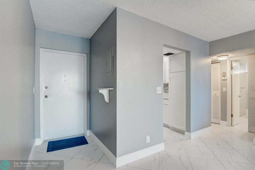 Active With Contract: $2,450 (2 beds, 2 baths, 999 Square Feet)