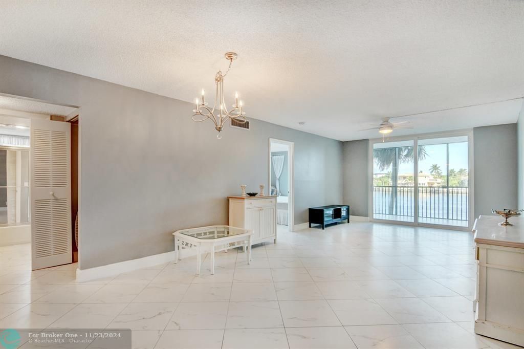 Active With Contract: $2,450 (2 beds, 2 baths, 999 Square Feet)