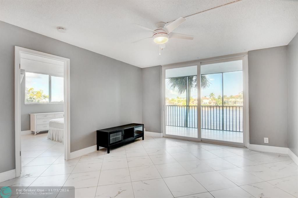 Active With Contract: $2,450 (2 beds, 2 baths, 999 Square Feet)