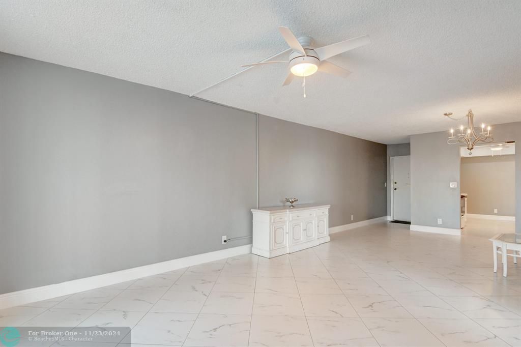 Active With Contract: $2,450 (2 beds, 2 baths, 999 Square Feet)