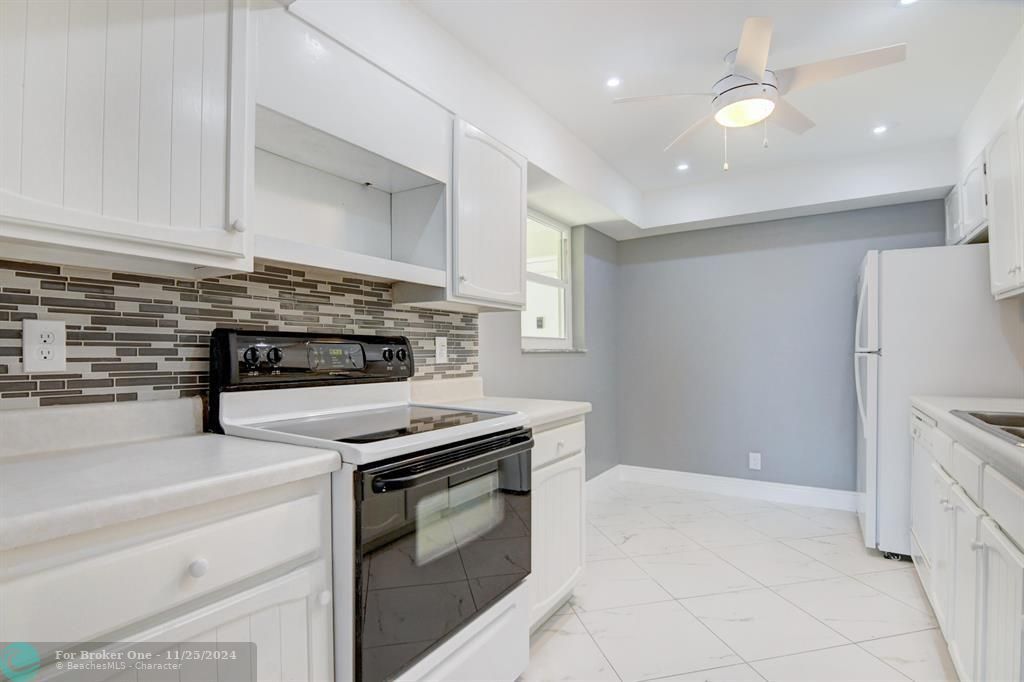 Active With Contract: $2,450 (2 beds, 2 baths, 999 Square Feet)