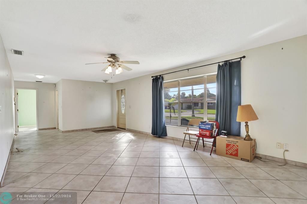 Active With Contract: $424,900 (3 beds, 2 baths, 1722 Square Feet)