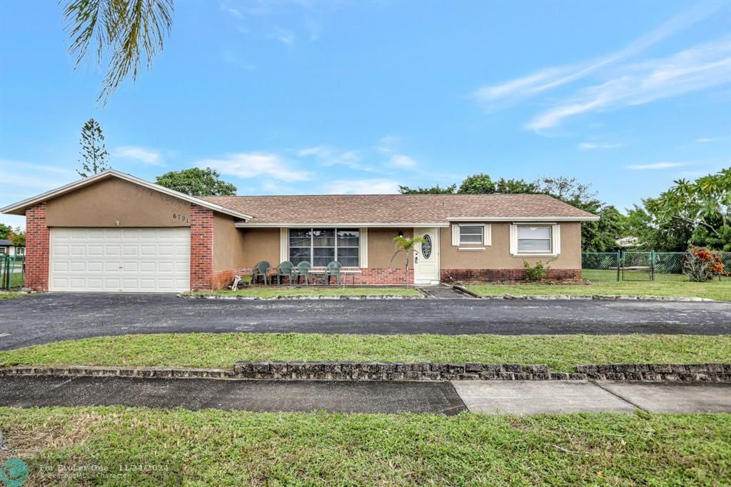 Active With Contract: $424,900 (3 beds, 2 baths, 1722 Square Feet)