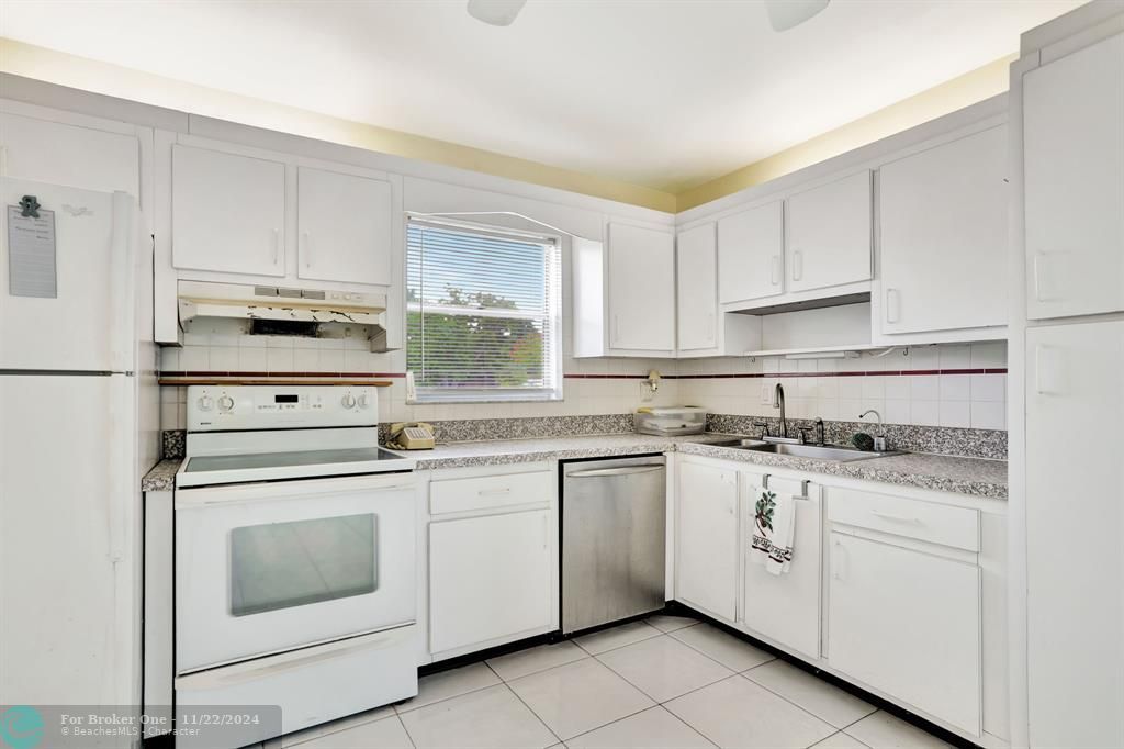 Active With Contract: $424,900 (3 beds, 2 baths, 1722 Square Feet)