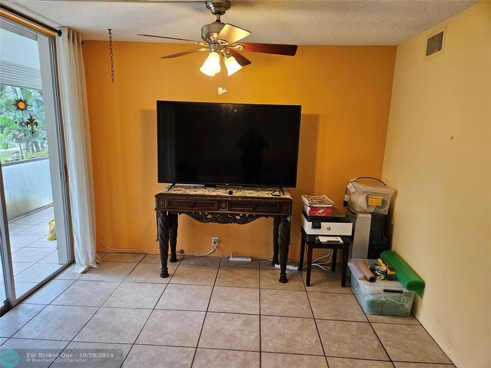 For Sale: $205,000 (2 beds, 1 baths, 856 Square Feet)