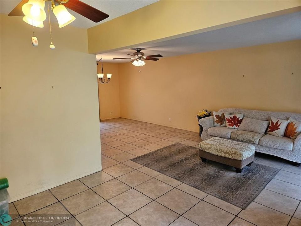 For Sale: $205,000 (2 beds, 1 baths, 856 Square Feet)