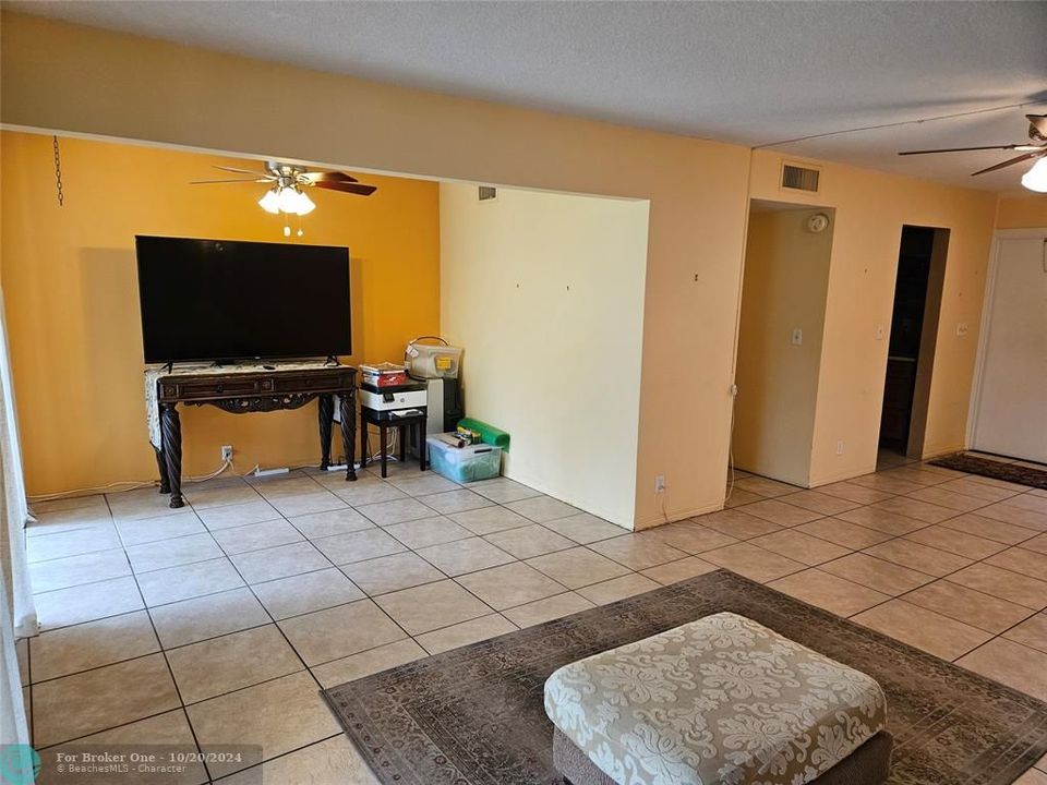 For Sale: $205,000 (2 beds, 1 baths, 856 Square Feet)