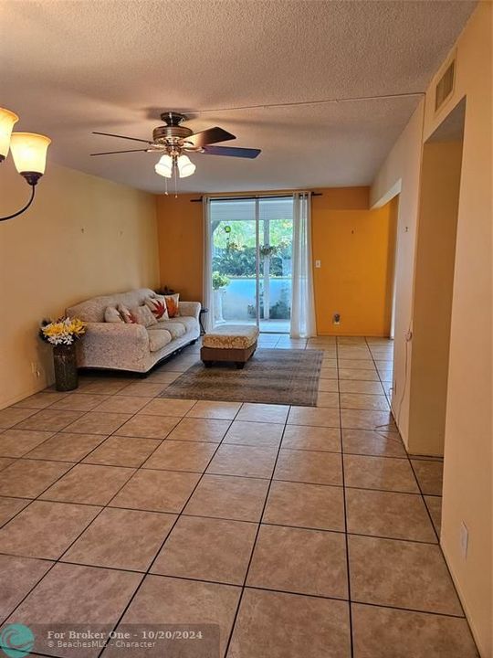 For Sale: $205,000 (2 beds, 1 baths, 856 Square Feet)