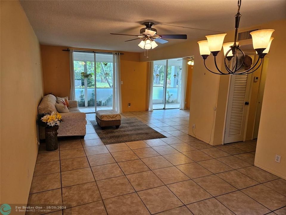 For Sale: $205,000 (2 beds, 1 baths, 856 Square Feet)