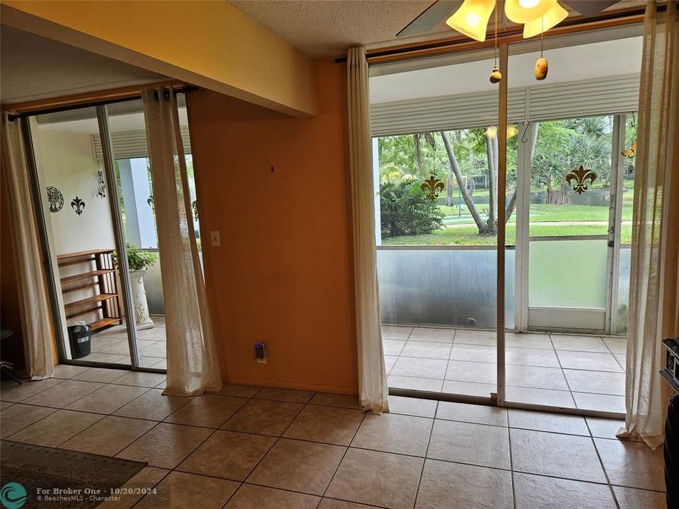 For Sale: $205,000 (2 beds, 1 baths, 856 Square Feet)