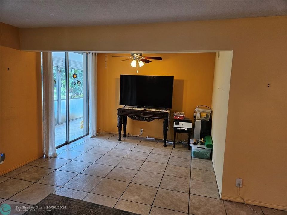 For Sale: $205,000 (2 beds, 1 baths, 856 Square Feet)