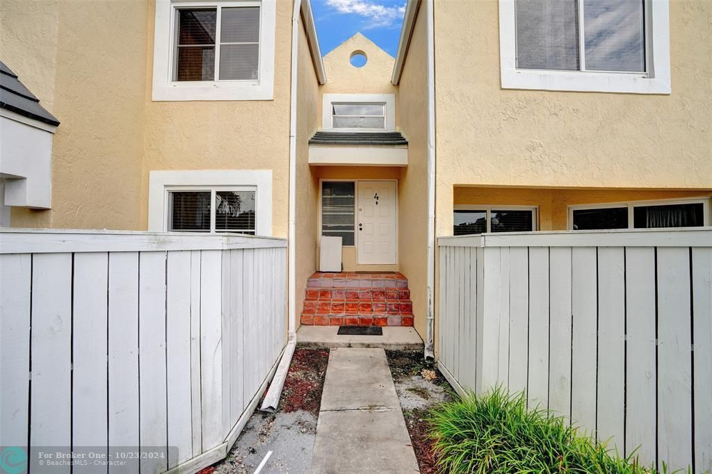 Recently Sold: $385,000 (2 beds, 2 baths, 1025 Square Feet)