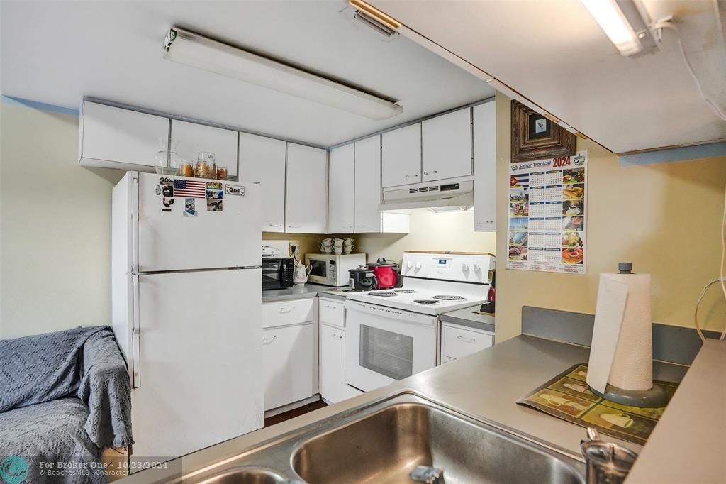 For Sale: $400,000 (2 beds, 2 baths, 1025 Square Feet)