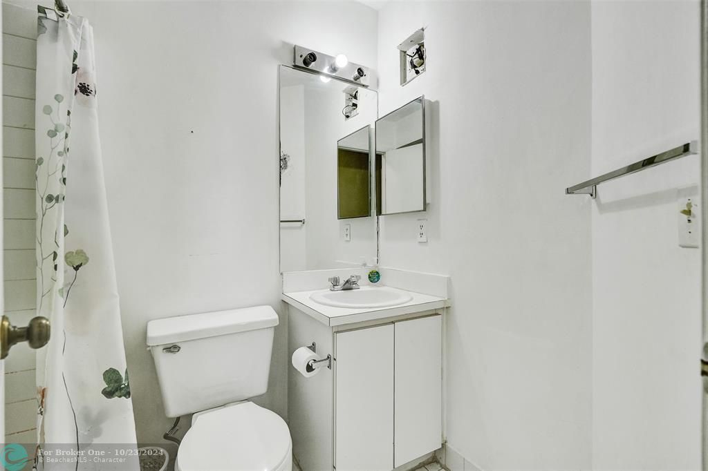 For Sale: $400,000 (2 beds, 2 baths, 1025 Square Feet)