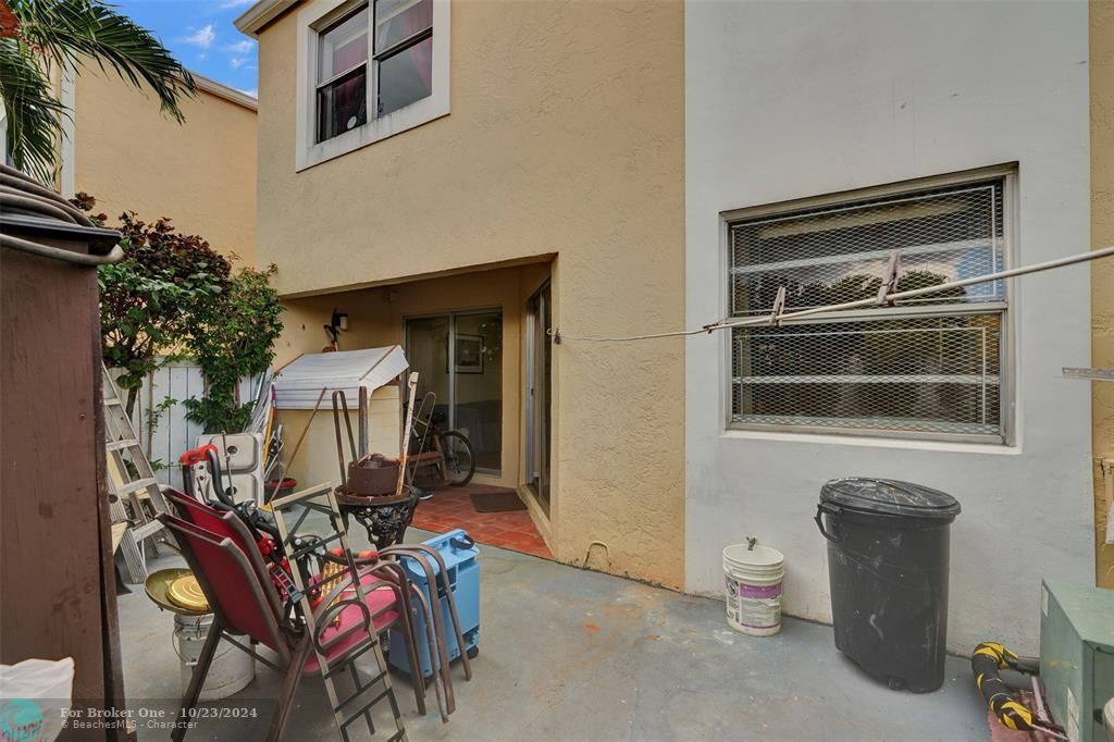 For Sale: $400,000 (2 beds, 2 baths, 1025 Square Feet)