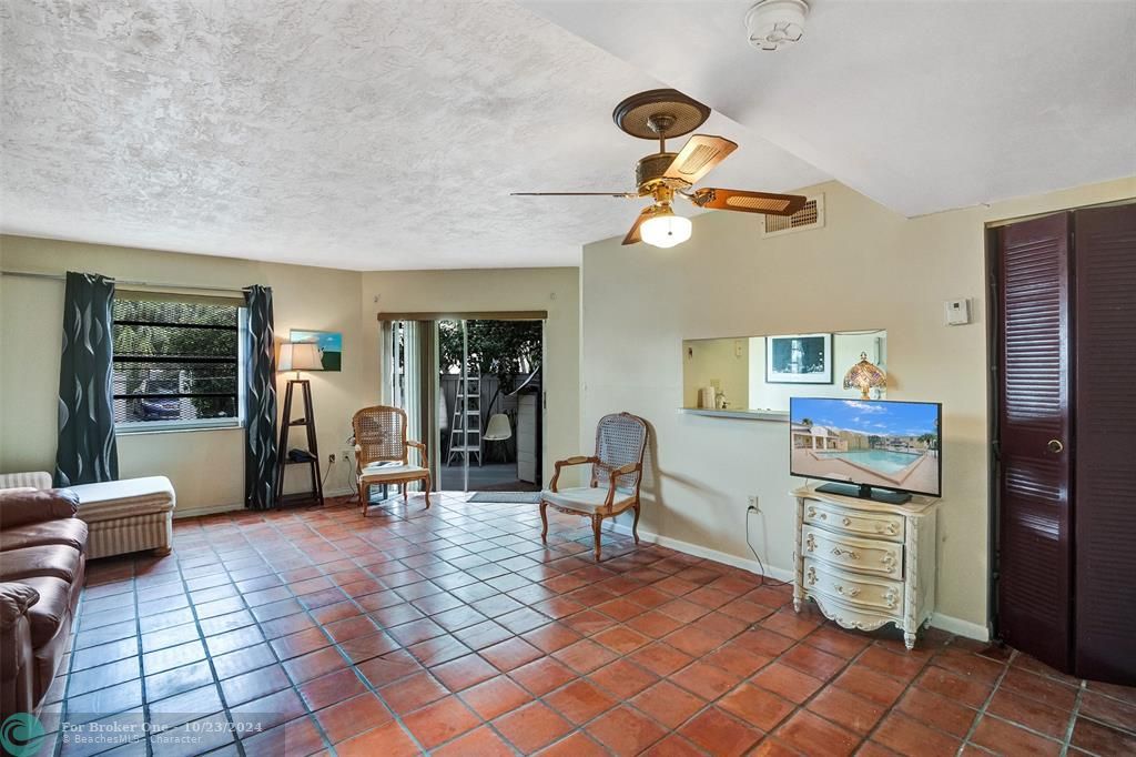 For Sale: $400,000 (2 beds, 2 baths, 1025 Square Feet)