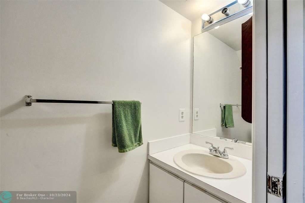 For Sale: $400,000 (2 beds, 2 baths, 1025 Square Feet)