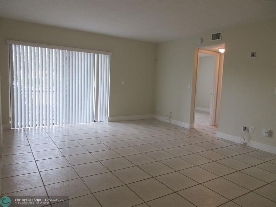 For Sale: $245,000 (2 beds, 2 baths, 892 Square Feet)