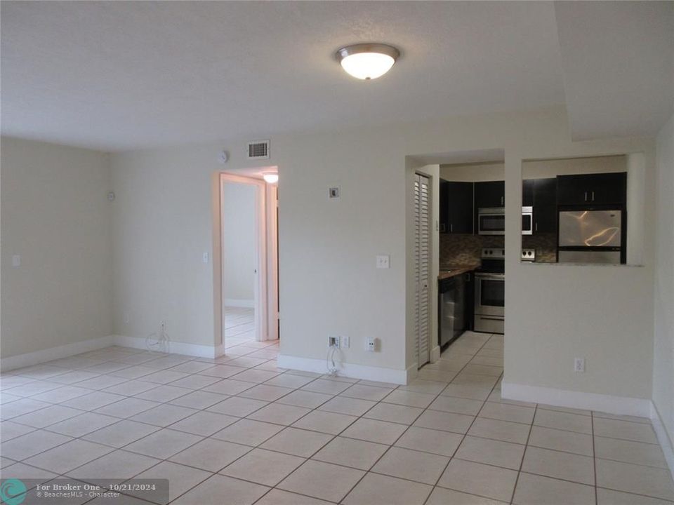 For Sale: $245,000 (2 beds, 2 baths, 892 Square Feet)