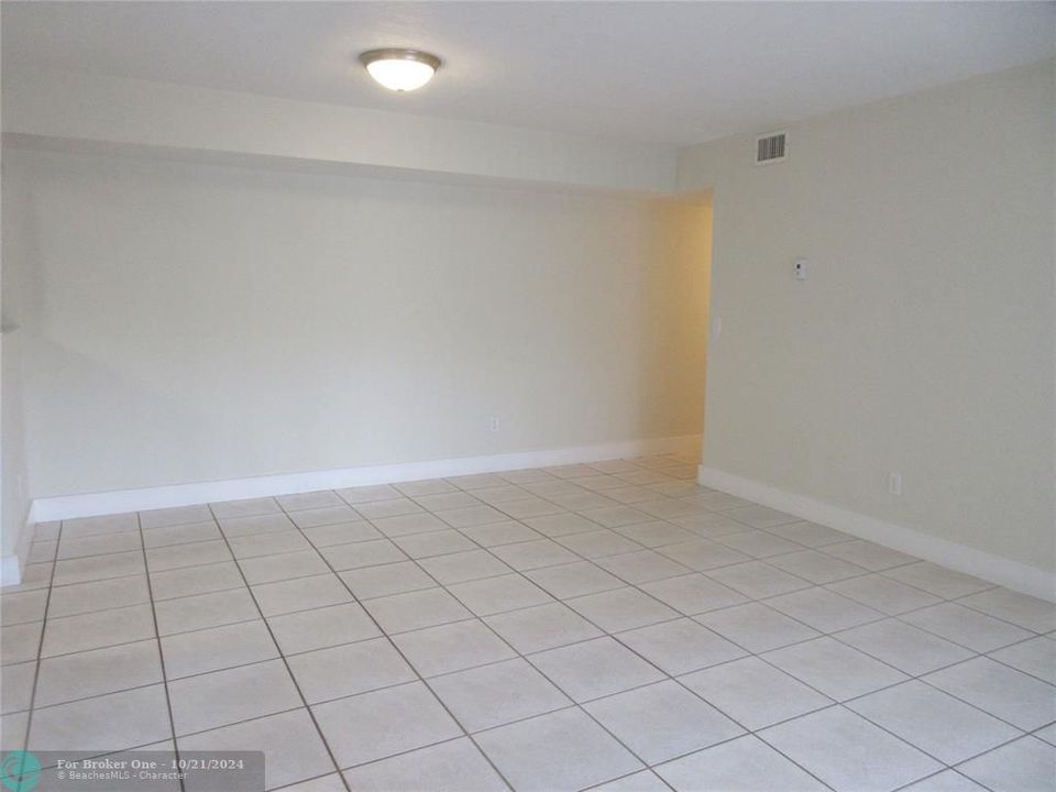 For Sale: $245,000 (2 beds, 2 baths, 892 Square Feet)