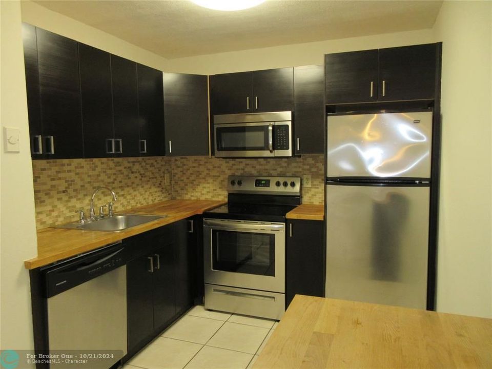 For Sale: $245,000 (2 beds, 2 baths, 892 Square Feet)