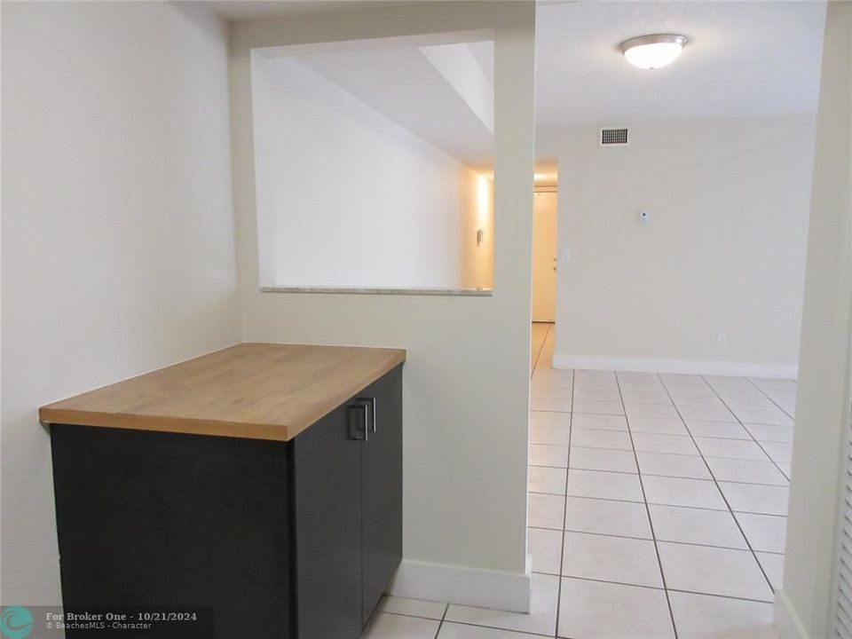 For Sale: $245,000 (2 beds, 2 baths, 892 Square Feet)