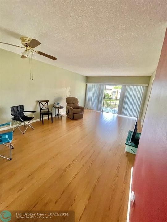 For Sale: $134,900 (2 beds, 2 baths, 880 Square Feet)