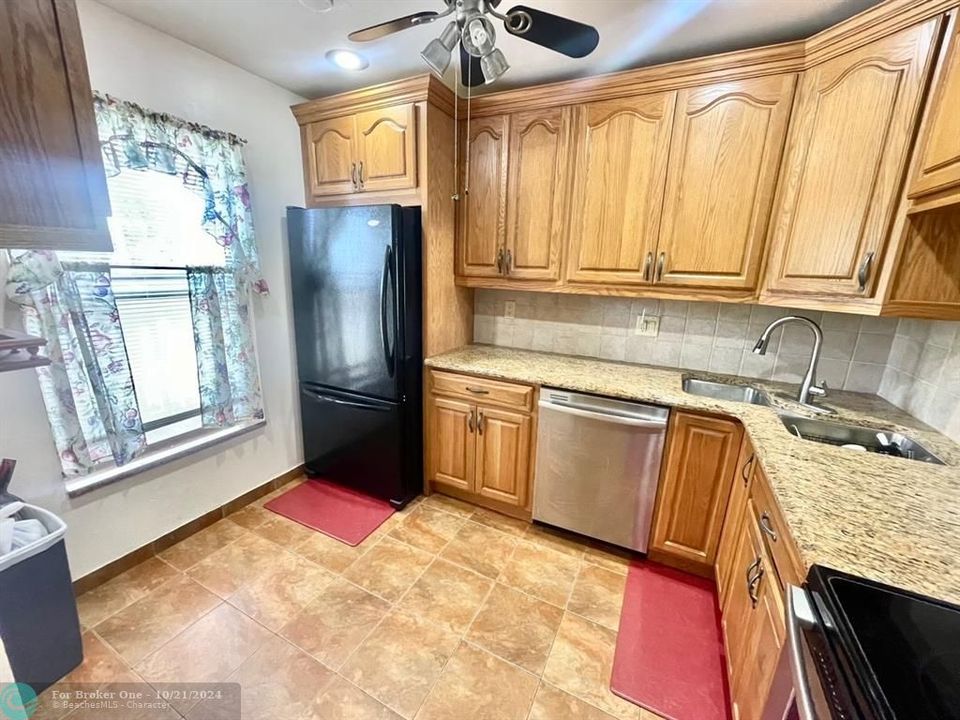 For Sale: $134,900 (2 beds, 2 baths, 880 Square Feet)