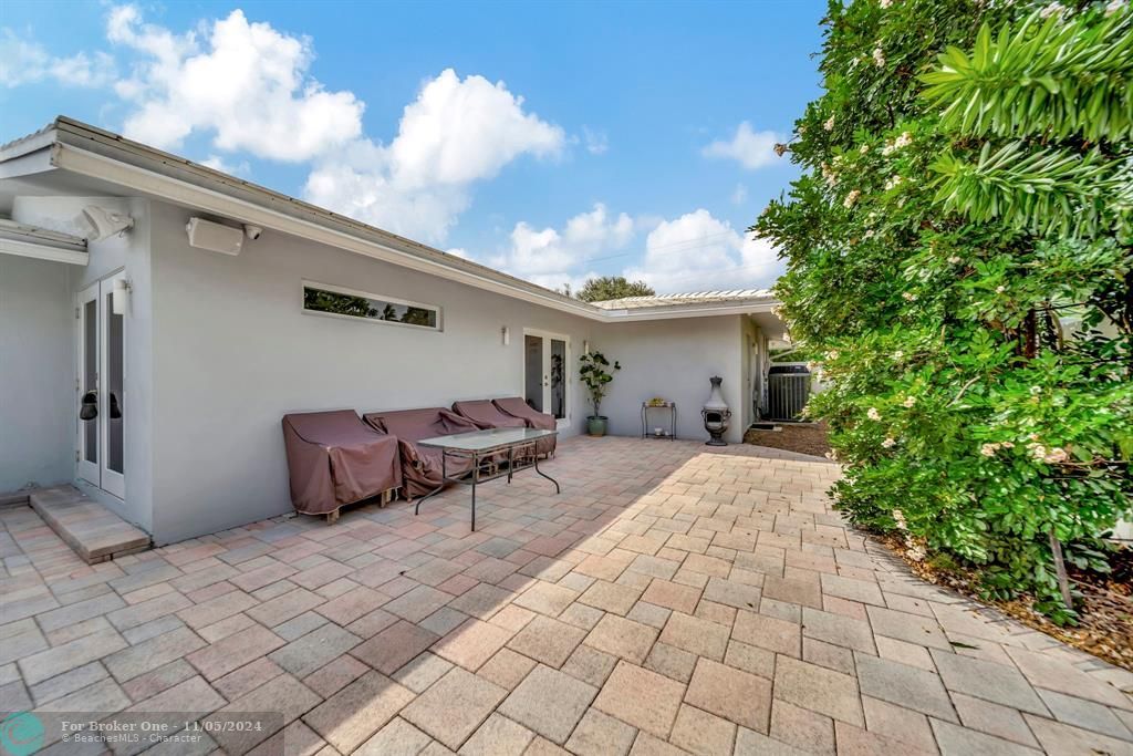 Active With Contract: $1,800,000 (4 beds, 3 baths, 2750 Square Feet)