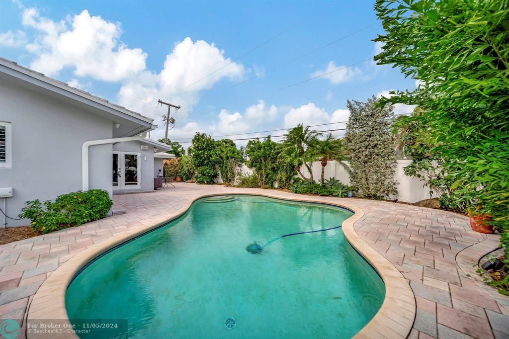 Active With Contract: $1,800,000 (4 beds, 3 baths, 2750 Square Feet)