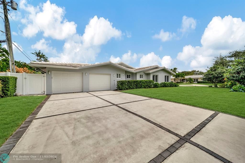 Active With Contract: $1,800,000 (4 beds, 3 baths, 2750 Square Feet)