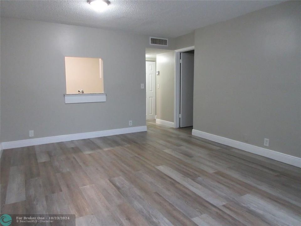 For Sale: $1,750 (1 beds, 1 baths, 860 Square Feet)