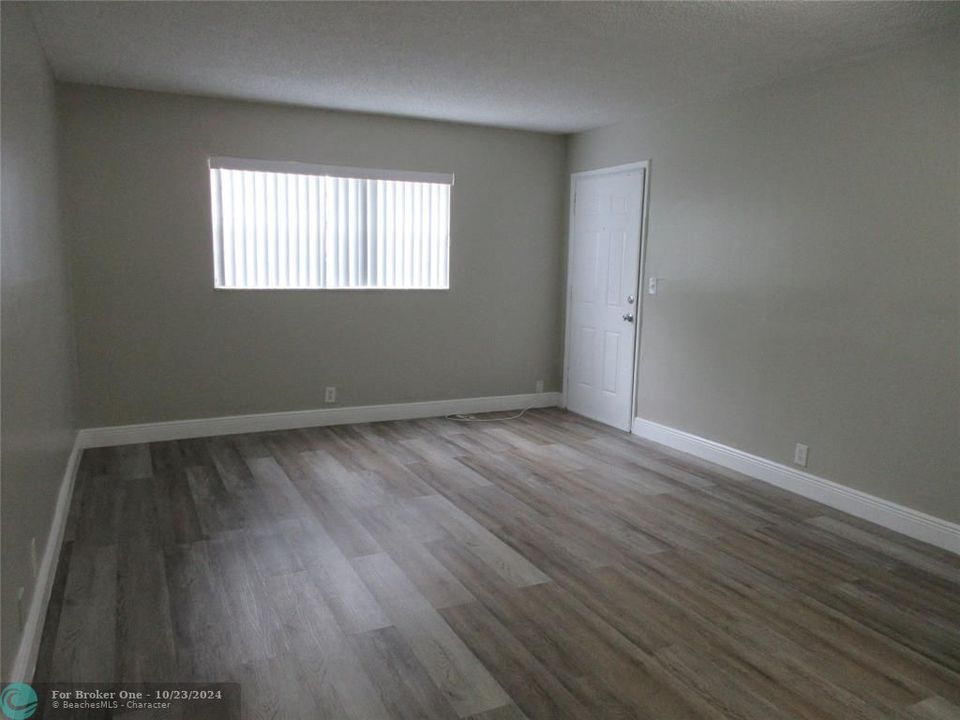 For Sale: $1,750 (1 beds, 1 baths, 860 Square Feet)