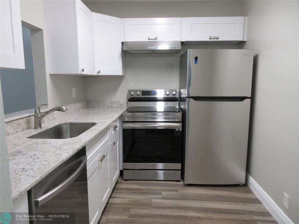 For Sale: $1,750 (1 beds, 1 baths, 860 Square Feet)