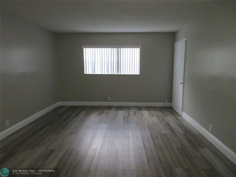 For Sale: $1,750 (1 beds, 1 baths, 860 Square Feet)