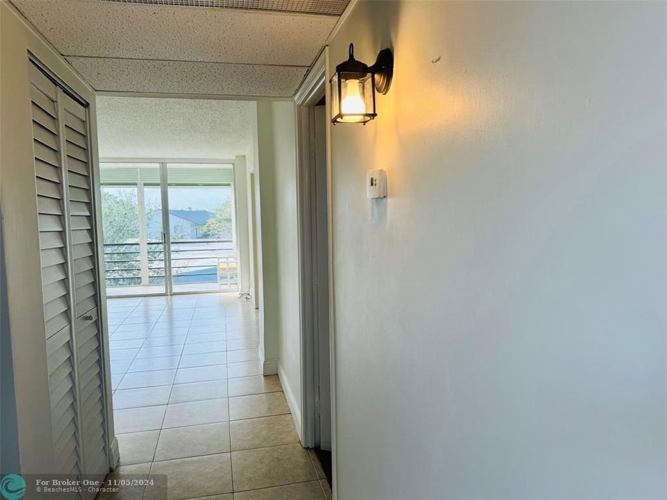 Active With Contract: $2,000 (2 beds, 2 baths, 975 Square Feet)