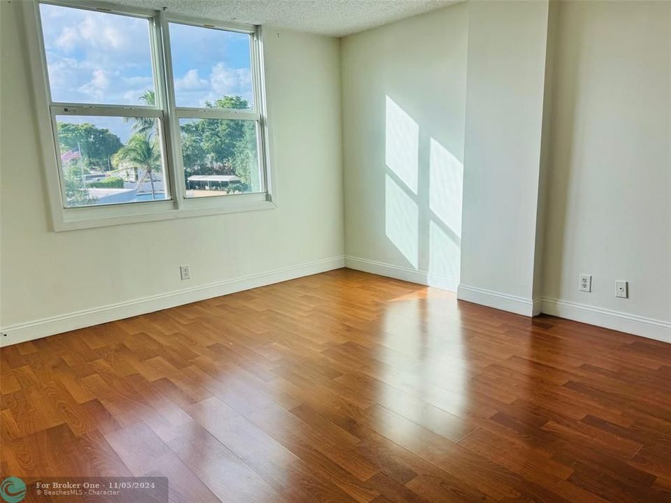 Active With Contract: $2,000 (2 beds, 2 baths, 975 Square Feet)