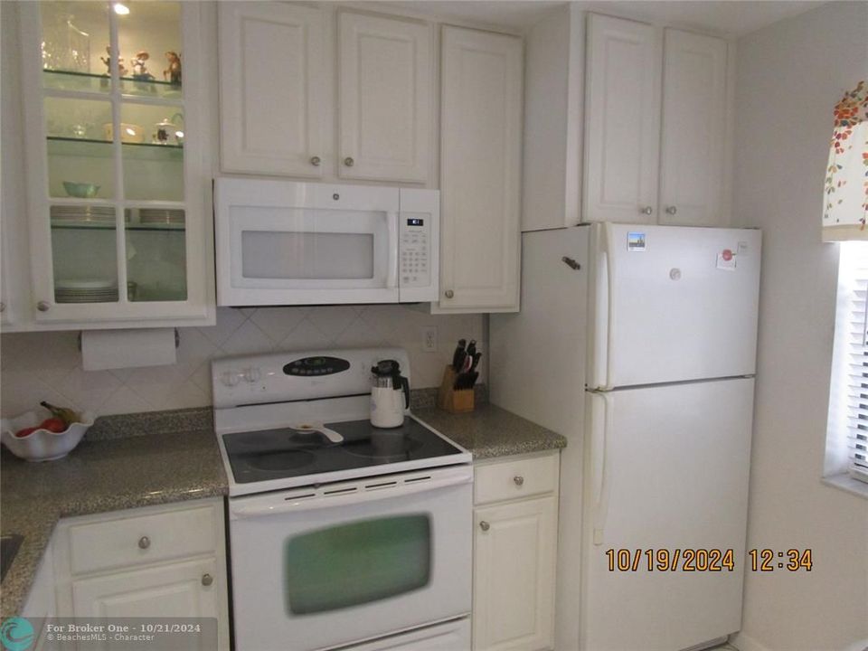 For Sale: $169,000 (2 beds, 2 baths, 810 Square Feet)