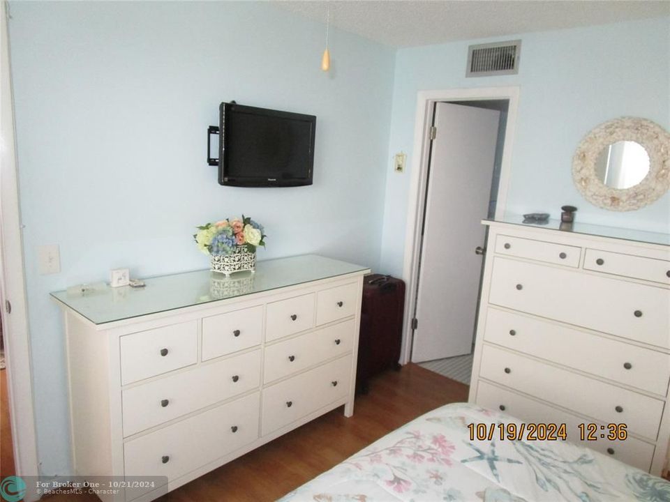 For Sale: $169,000 (2 beds, 2 baths, 810 Square Feet)