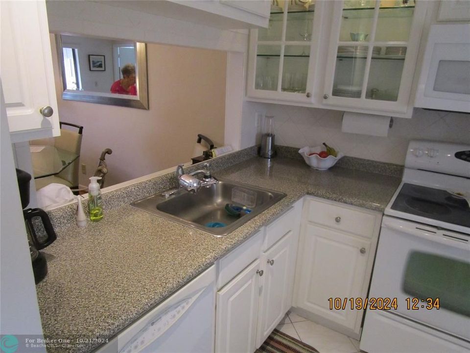 For Sale: $169,000 (2 beds, 2 baths, 810 Square Feet)