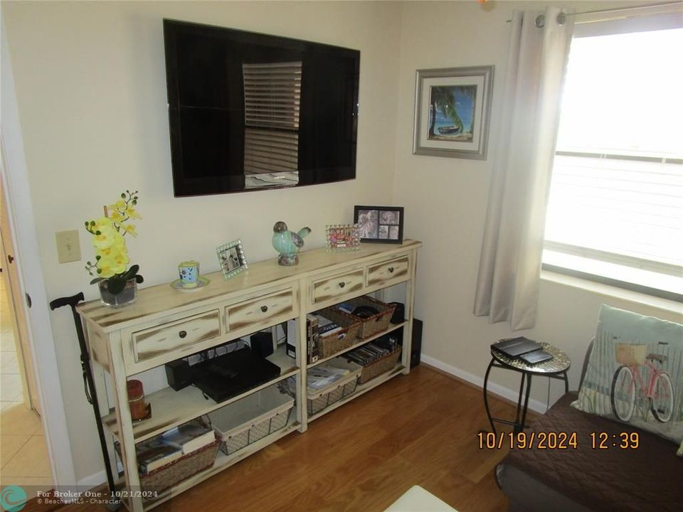 For Sale: $169,000 (2 beds, 2 baths, 810 Square Feet)