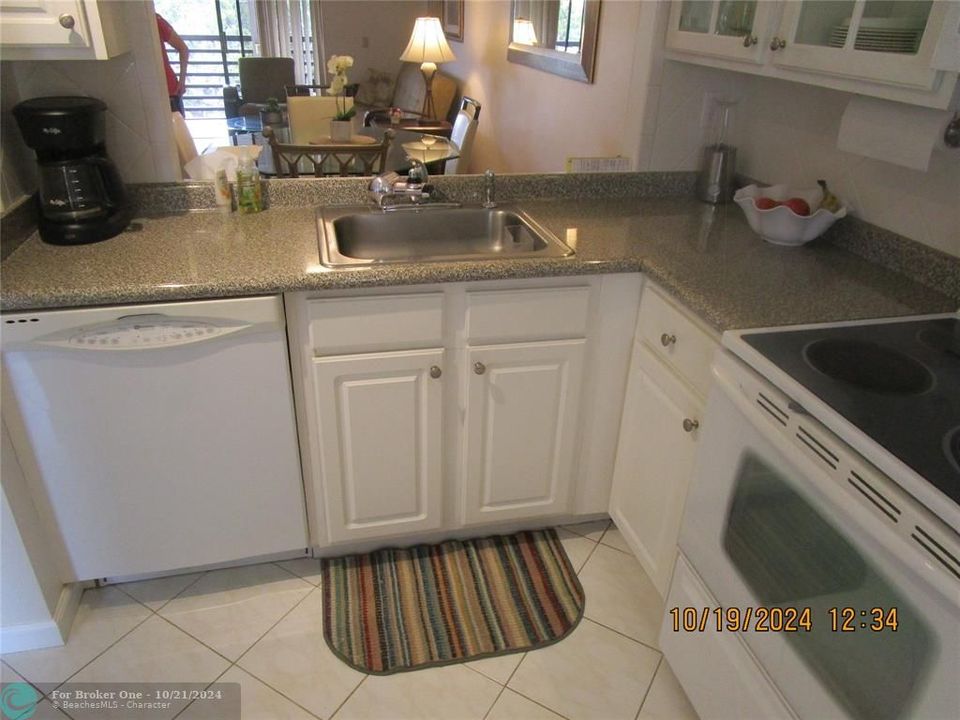 For Sale: $169,000 (2 beds, 2 baths, 810 Square Feet)