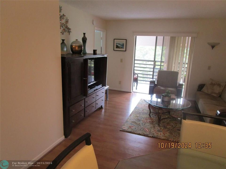 For Sale: $169,000 (2 beds, 2 baths, 810 Square Feet)