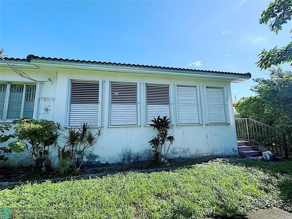 For Sale: $999,000 (3 beds, 2 baths, 1351 Square Feet)