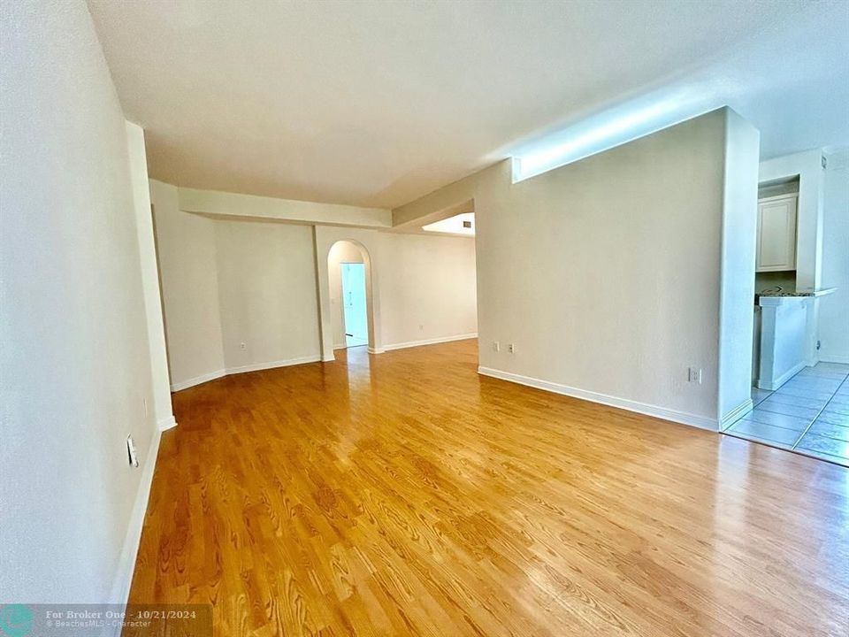 For Sale: $369,000 (2 beds, 2 baths, 1600 Square Feet)