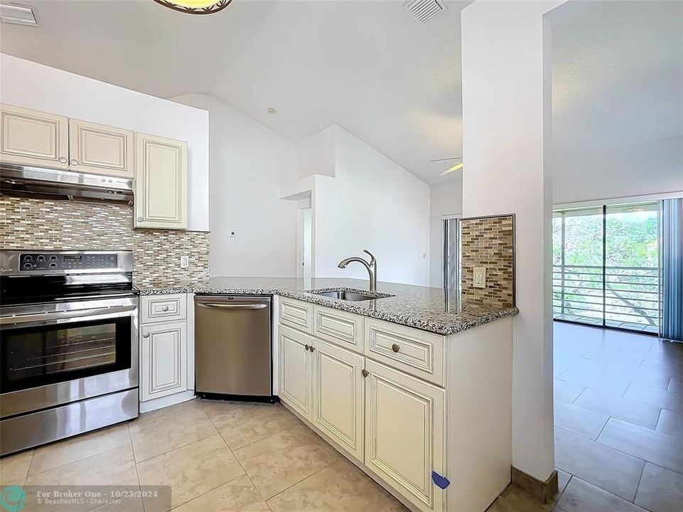 For Sale: $248,990 (2 beds, 2 baths, 996 Square Feet)