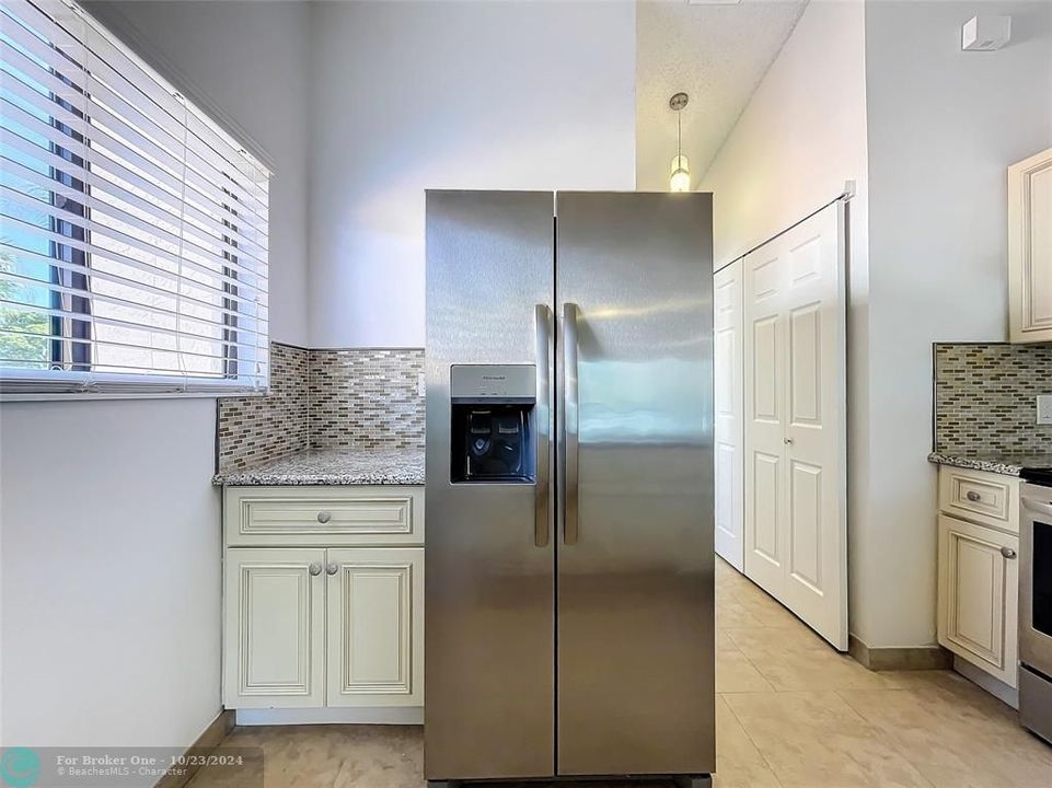 For Sale: $248,990 (2 beds, 2 baths, 996 Square Feet)