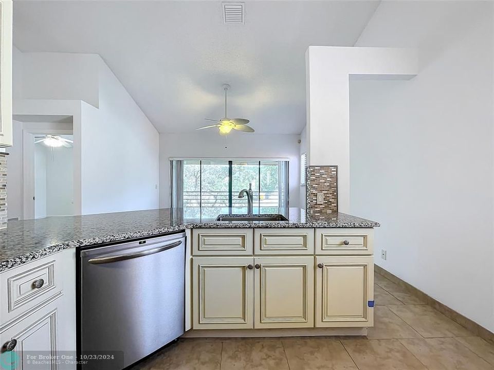 For Sale: $248,990 (2 beds, 2 baths, 996 Square Feet)