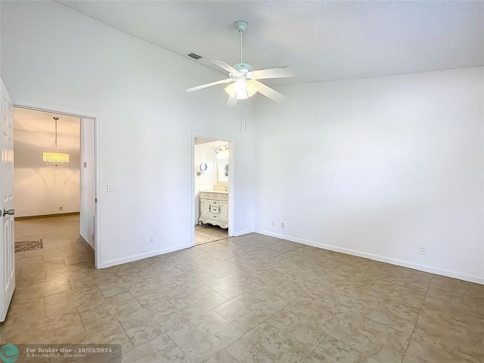 For Sale: $248,990 (2 beds, 2 baths, 996 Square Feet)