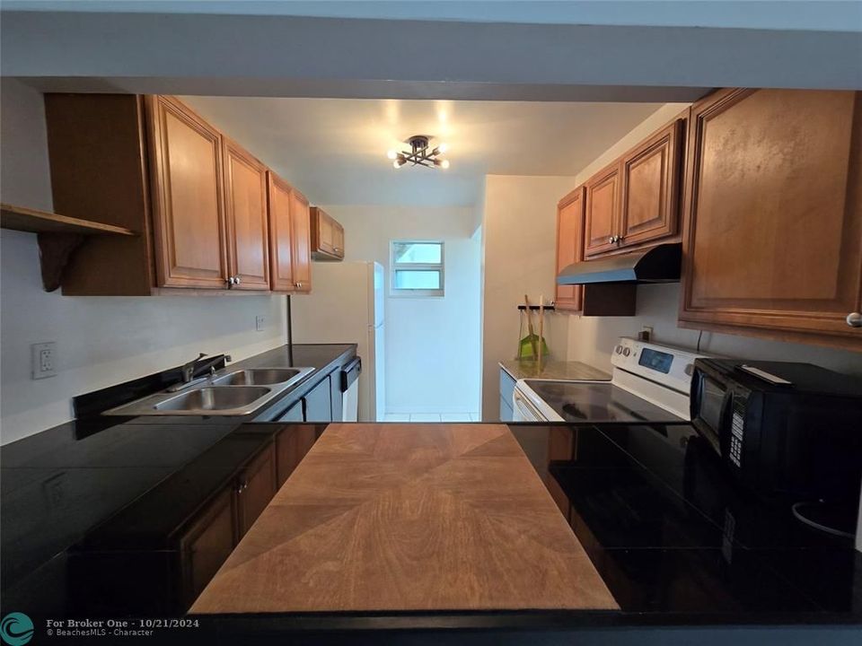 For Sale: $234,900 (2 beds, 2 baths, 965 Square Feet)